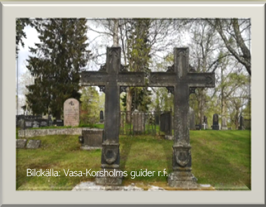 Reklambild för gravgårdsvandringen och berättarkvällen i Gamla Vasa. Bild från begravningsplanen med två gamla järnkors i förgrunden.