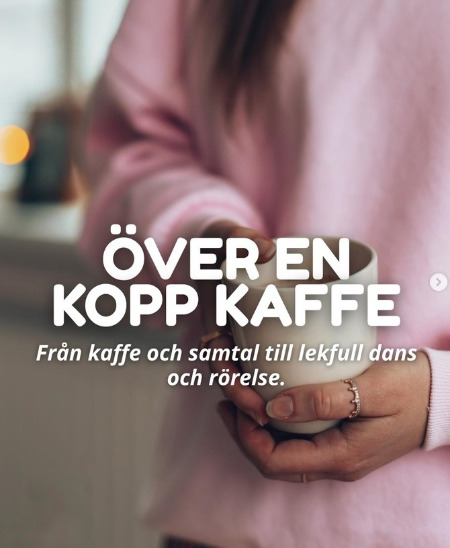 Två händer håller i en kaffekopp. Texten lyder: Över en kopp kaffe