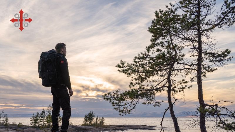 En vandrare ser över vyerna i skärgårdsmiljö